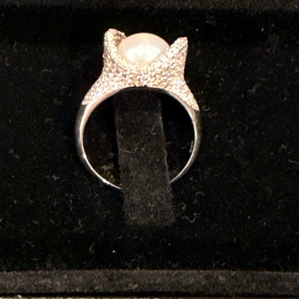 Elegant Silver Pearl Ring with zircons
Silver Gold Plated Ring 925 (4gr)